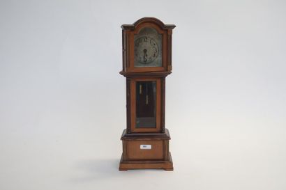 null Horloge de parquet miniature, avec clef, h. 34,5 cm [usures d'usage].